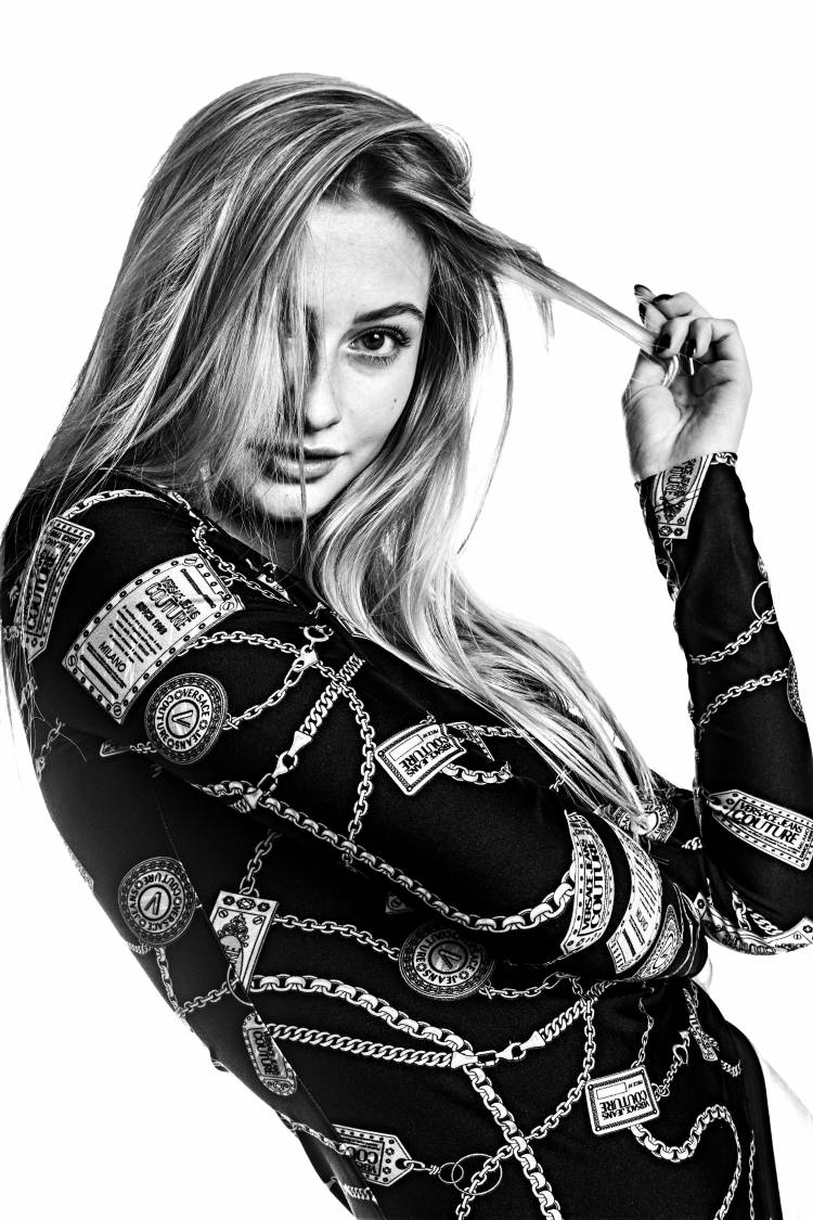 Editorial: Leonie Hönger by Christoph Marti